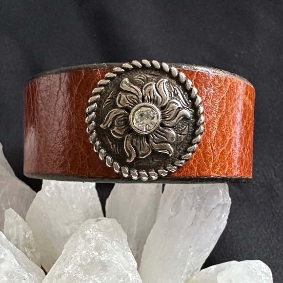 Jewelry - Leather EUC snap bracelet with silvertone medallion and CZ center stone